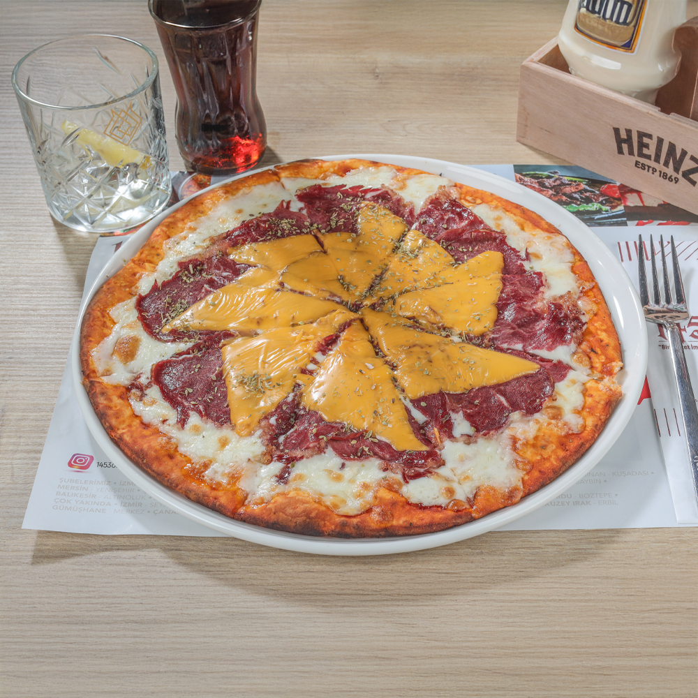 Füme Etli Cheddarlı Pizza
